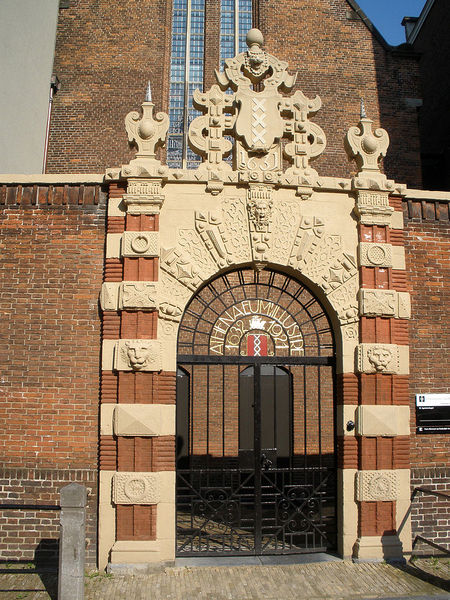 The words Athenaeum Illustre on the gate of the Agnietenkapel refer to the university's predecessor